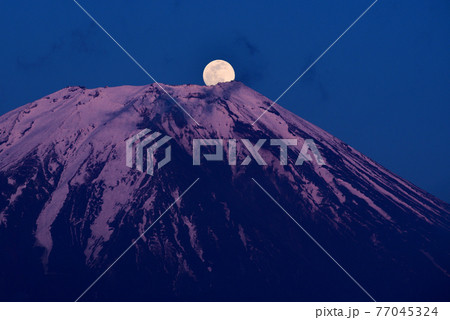 満月 富士山 朝霧高原の写真素材
