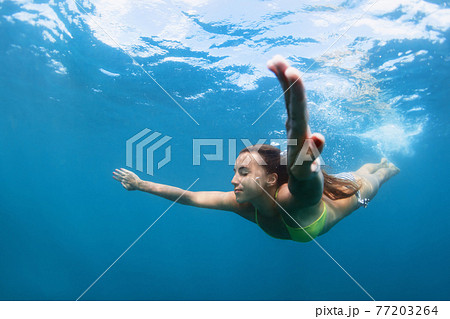 水 プール 水中 女の子の写真素材