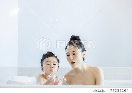 お風呂 入浴 女の子 子供の写真素材