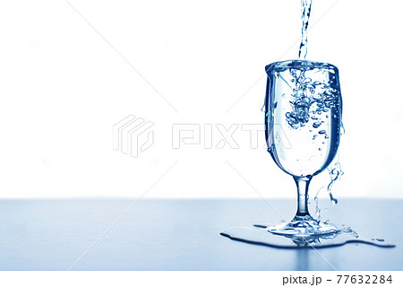 水 グラス コップ 溢れるの写真素材