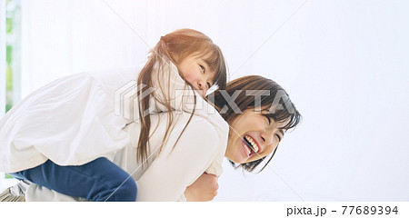 母子 おんぶ 人物 親子の写真素材 - PIXTA