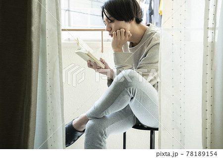 男性 本 読む 読書の写真素材