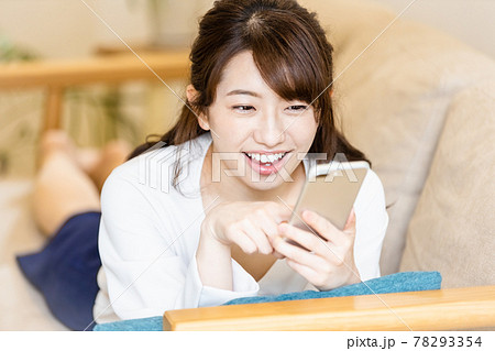 女性 頬杖 寝そべる 人物の写真素材