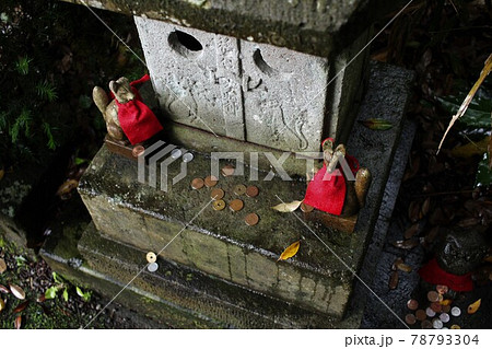 祠 ほこら 小さい 風景の写真素材