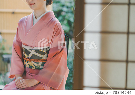 正座 着物の写真素材