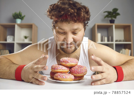 男性 食べる ケーキ 顔の写真素材