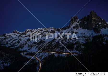 雪山 夜の写真素材