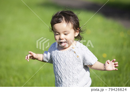 あっかんべー 舌 子供の写真素材