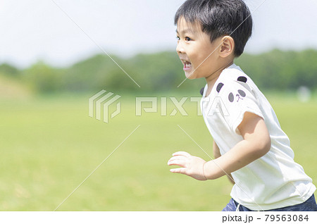 子供 走る 男の子 後姿の写真素材