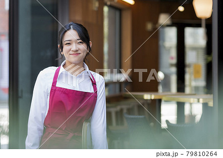 女性 かわいい カフェ 店員の写真素材