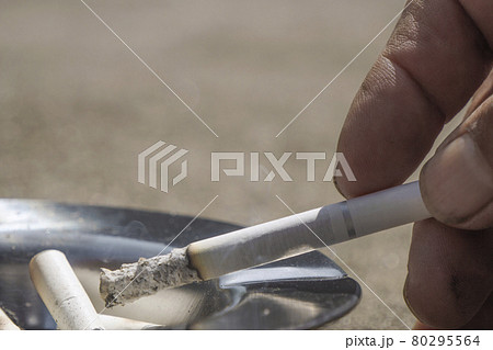 タバコを吸う手の写真素材
