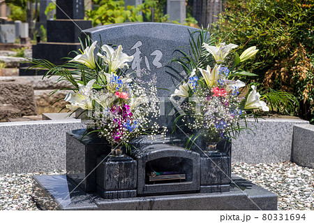 墓石 百合 花 草の写真素材
