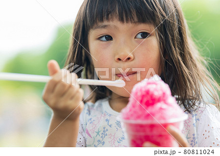 人物 女性 アイス 食べるの写真素材