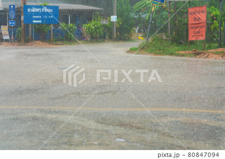 水たまり 雨 アスファルト 道路の写真素材