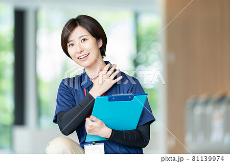 中腰の写真素材