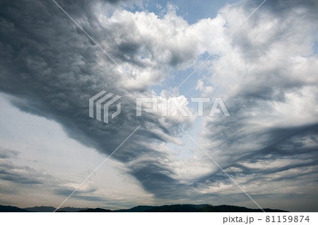 禍々しい 雲の写真素材