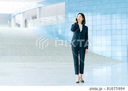 リクルートスーツ 女性 かわいいの写真素材 リクルートスーツ 女性 かわいいの写真素材