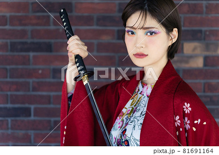 刀 日本刀 人物 女性 美人の写真素材