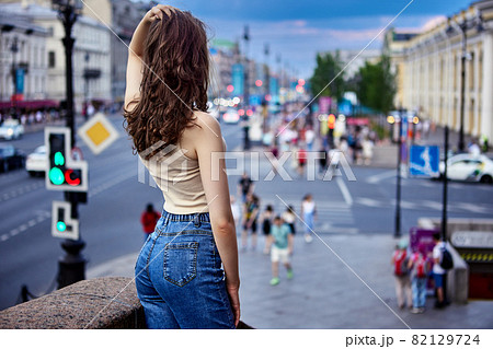 人物 女性 後ろ姿 ジーンズ 外国人 後姿 背中の写真素材