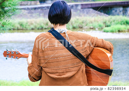 女性 ギター 後姿 若いの写真素材