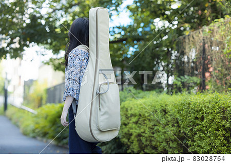 楽器ケース 人物 女性 ライフスタイルの写真素材