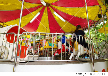 馬車 メリーゴーランド 乗り物 乗物の写真素材