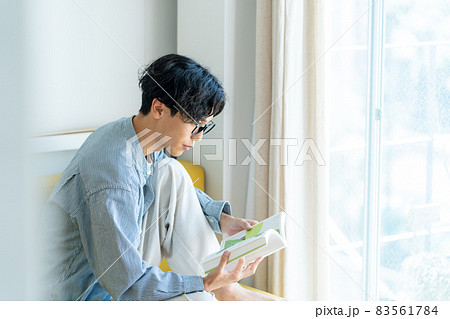 男性 本 読む 読書の写真素材