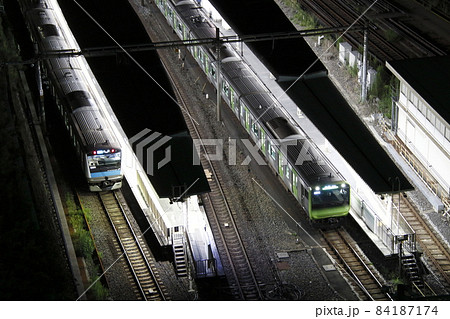 ホーム 駅 夜 深夜の写真素材