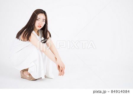 女性 全身 ポーズ ワンピースの写真素材