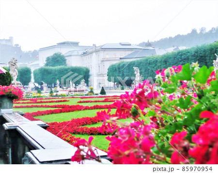 ミラベル庭園 ミラベル宮殿 風景 花の写真素材