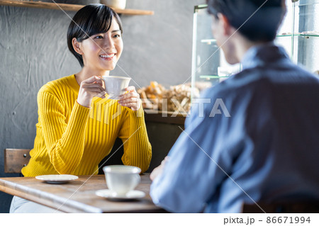 男性 休日 紅茶 飲むの写真素材