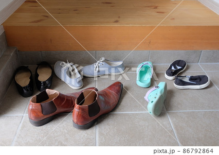 脱ぎ捨てた 靴の写真素材 - PIXTA