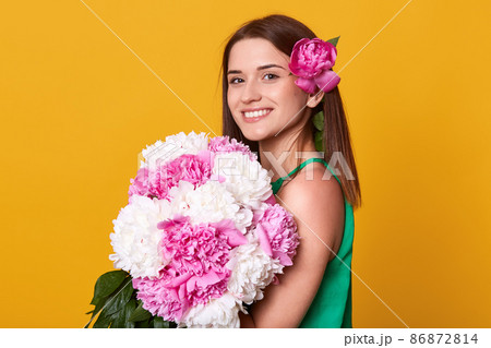 女性 花束 抱える 花の写真素材
