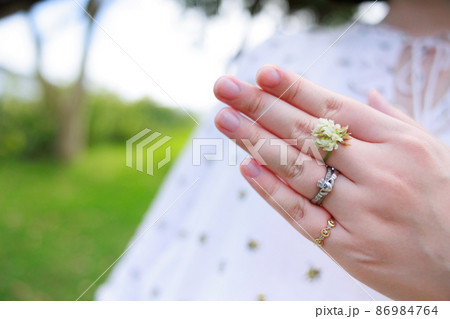 指輪 シロツメクサ 手 女性の写真素材