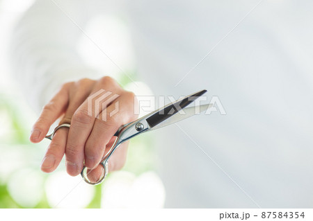 美容師 美容室 シザー 持ち方の写真素材