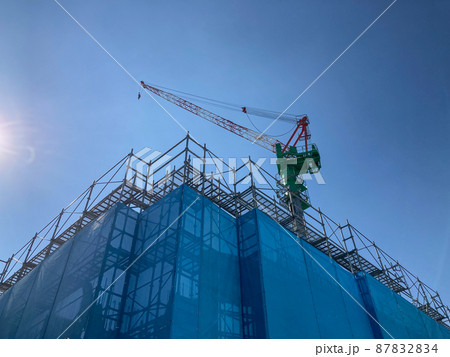 マンション建設現場の大型クレーン