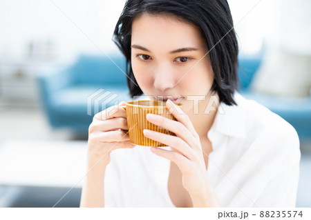 紅茶 女性 飲む 上半身の写真素材