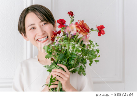 人物 花束 花 抱えるの写真素材 - PIXTA