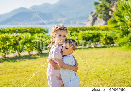 キス ２人 子供 カップルの写真素材