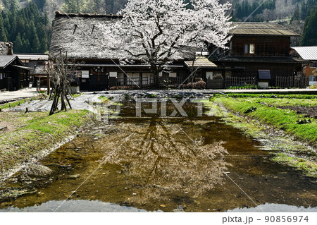 【真作】掛軸　山水図　水墨画　茅葺の家と渓流　静謐な風景　茅葺小屋　R172 ☀ 真作 掛軸 山水図 水墨画 茅葺の家と渓流 静謐な風景 茅葺