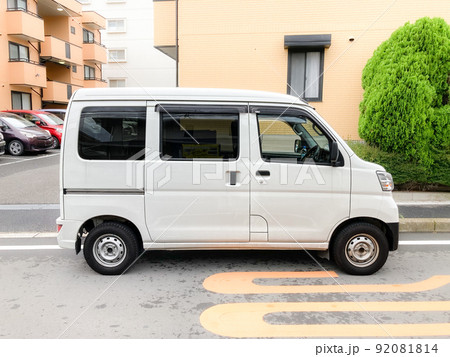 宅配荷物配達中の軽バンのイメージ