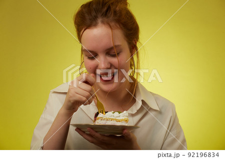 人物 女性 アイス 食べるの写真素材