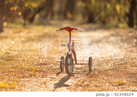 赤い三輪車 緊密 