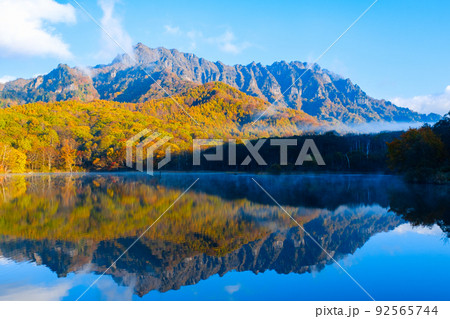 錦秋の鏡池の写真素材 - PIXTA