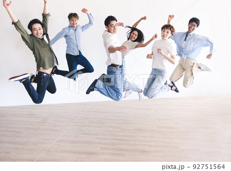 男性 男 ジャンプ ポーズ 人物の写真素材