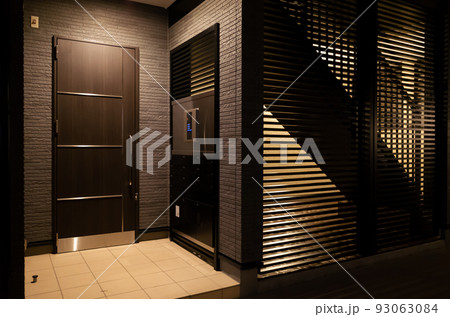 夜のマンションの玄関先のイメージ