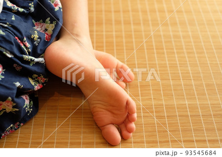 女子 足裏 女の子の足の裏】の画像素材(00035121) | 写真素材ならイメージナビ
