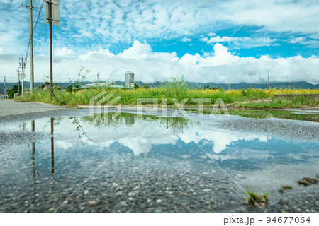 道路 雨上がり 水たまり 水溜り 風景 水の写真素材 - PIXTA
