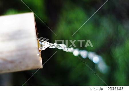 水 人気 筒から流れ落ちる