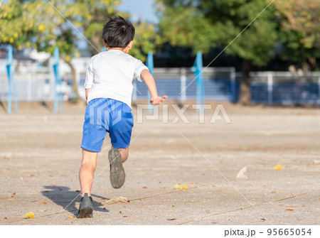 少年 後ろ姿 子ども 走るの写真素材